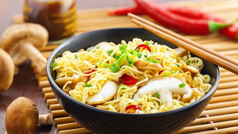 Mì gói kết hợp với trứng và rau xanh tạo bữa ăn đầy đủ dinh dưỡng