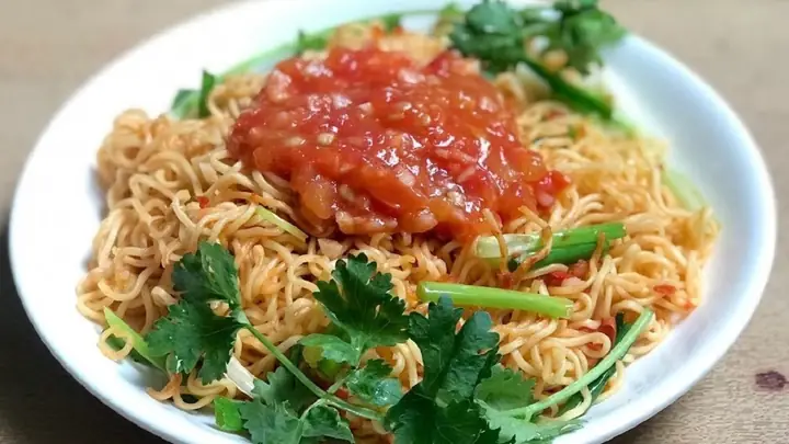 Cách Làm Mì Tôm Xào Trứng Cà Chua