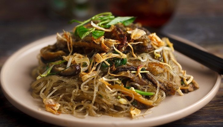 Miến xào lươn thơm ngon với thịt lươn và rau xanh