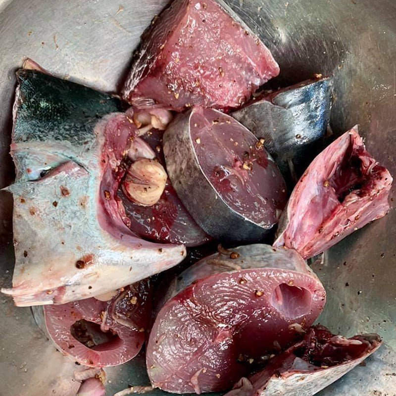 miếng cá ngừ thấm đều gia vị