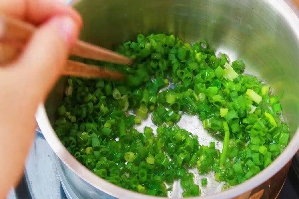 Mỡ hành thơm lừng để làm bánh mì nướng muối ớt