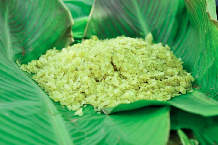 Mô tả hình ảnh các loại cốm khô, hạt cốm có màu xanh tự nhiên và đều