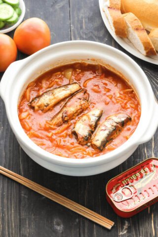 Món bánh mì cá hộp nóng hổi trong nồi, kèm bánh mì baguette giòn và các nguyên liệu tươi ngon.