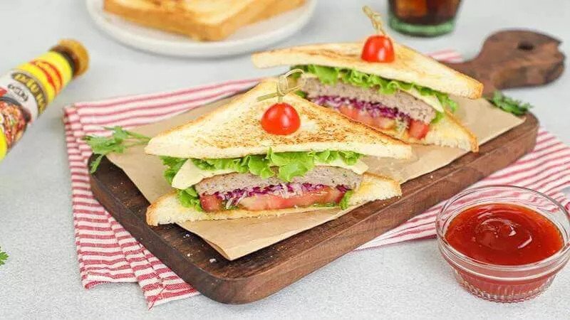 Món bánh mì Staff kẹp trứng ốp la thơm ngon dễ làm