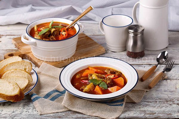 Món bò kho thơm ngon phục vụ kèm bánh mì nóng giòn