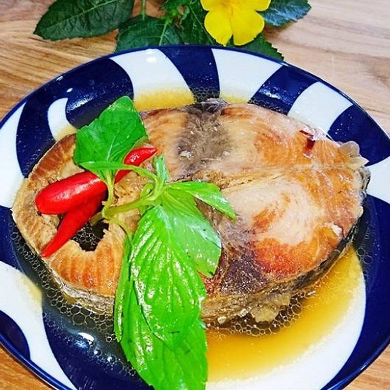 món cá ngừ kho nước dừa béo ngậy