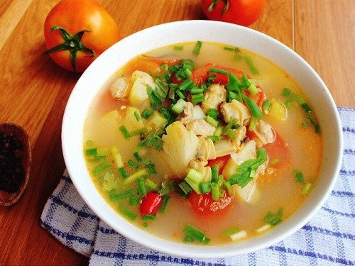 Món canh ngao cà chua nấu dứa với màu sắc hấp dẫn, hương vị chua ngọt