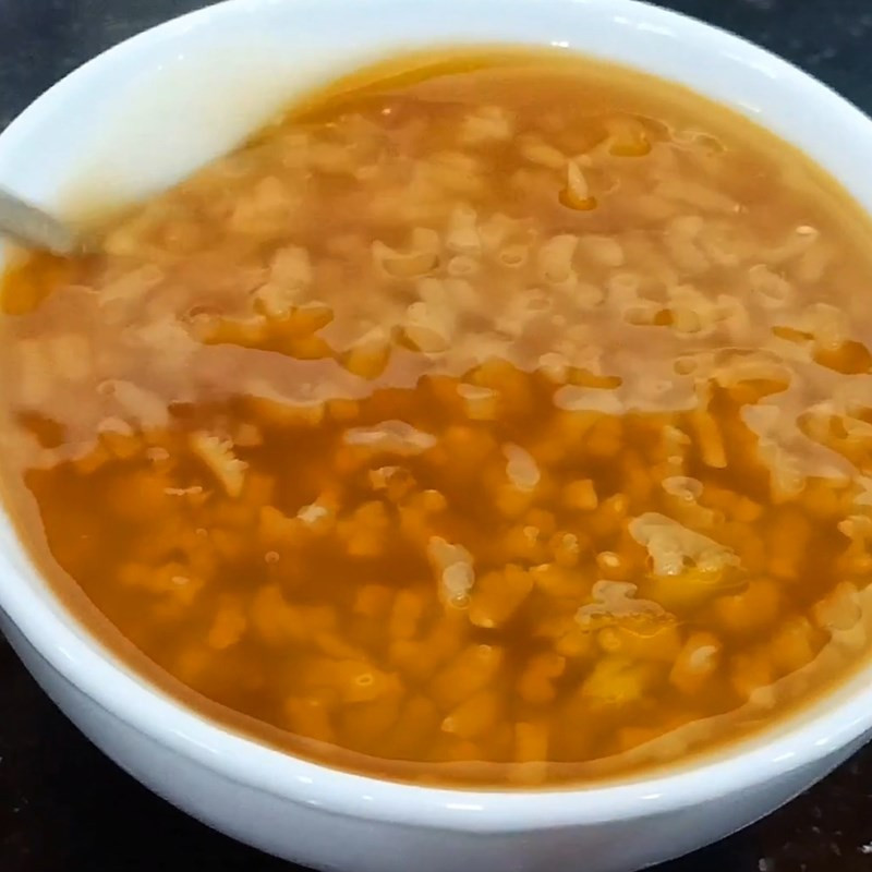 Món chè bà cốt thành phẩm nóng hổi, màu nâu óng ánh