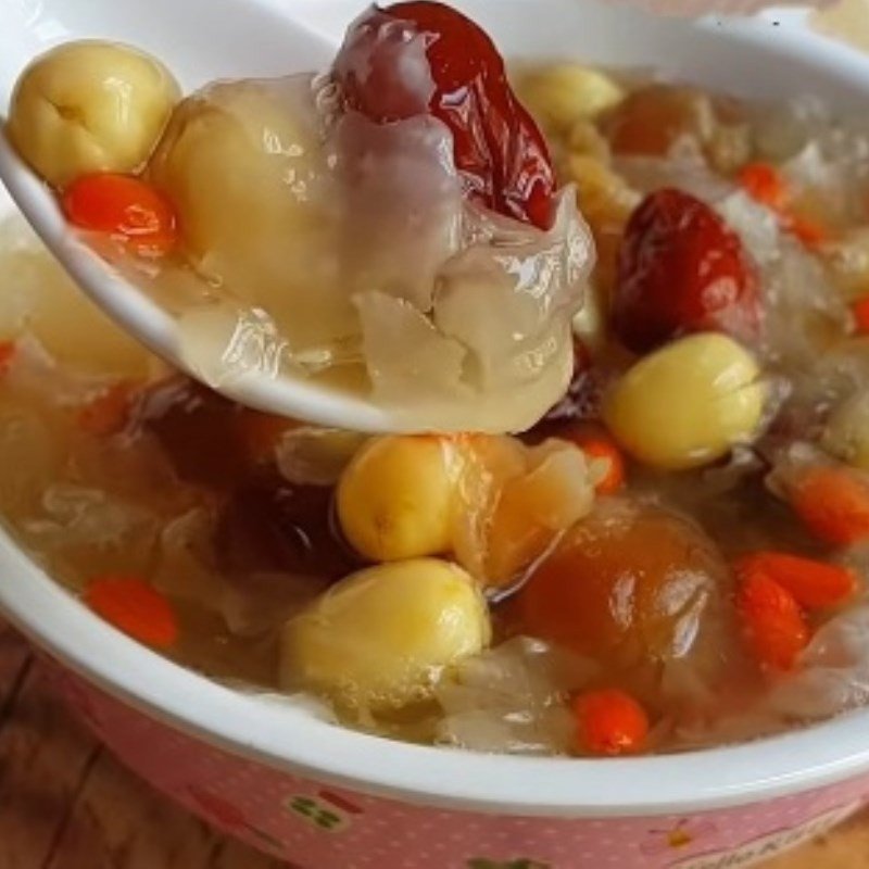 Món chè nấm tuyết hạt sen đẹp mắt, thích hợp giải nhiệt