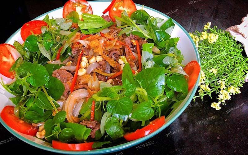Món gỏi rau càng cua thịt bò hoàn chỉnh, bày trí hấp dẫn