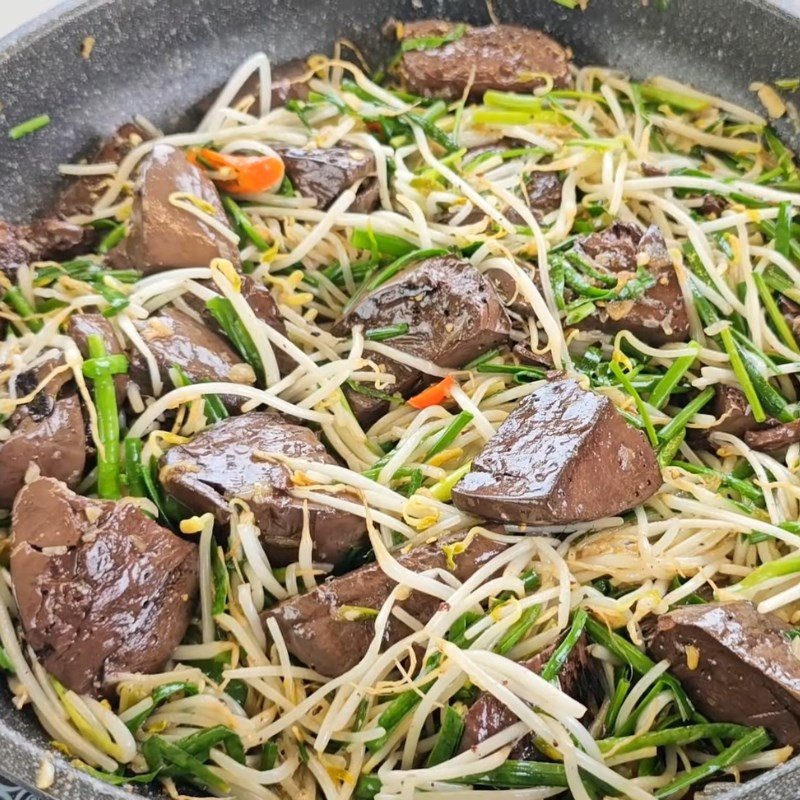 Món huyết xào giá hẹ hoàn chỉnh thơm ngon, hấp dẫn