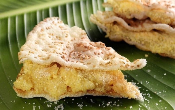Món kê kẹp bánh đa truyền thống với màu vàng óng của kê và đậu xanh mịn màng