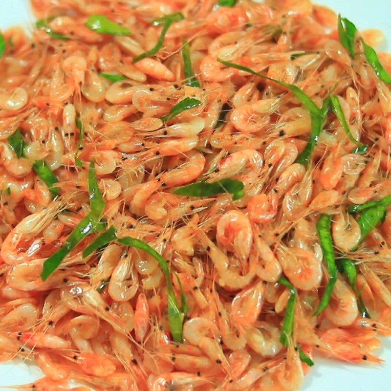 Món tép đồng rang lá chanh vàng ươm, thơm lừng mời gọi
