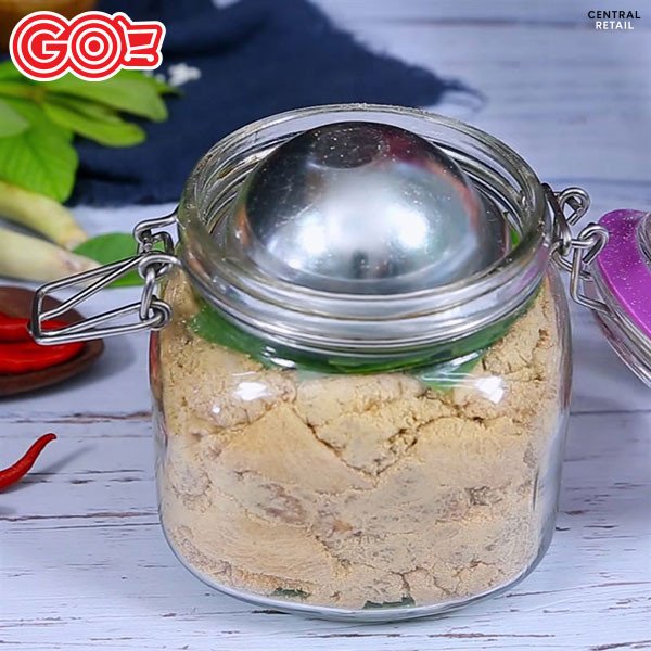 Món thịt chua Thanh Hóa đã ủ chín, sẵn sàng thưởng thức cùng các loại lá thơm.