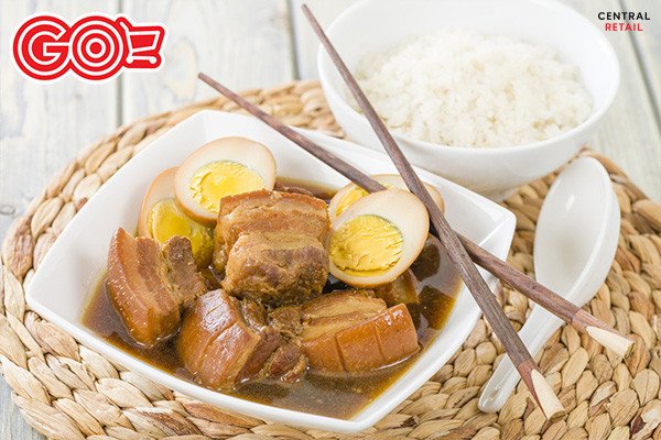 Món thịt kho trứng hấp dẫn được trình bày cùng cơm nóng
