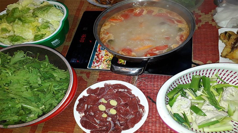 Món thịt trâu nhúng mẻ hoàn chỉnh với thịt chín mềm và rau ăn kèm
