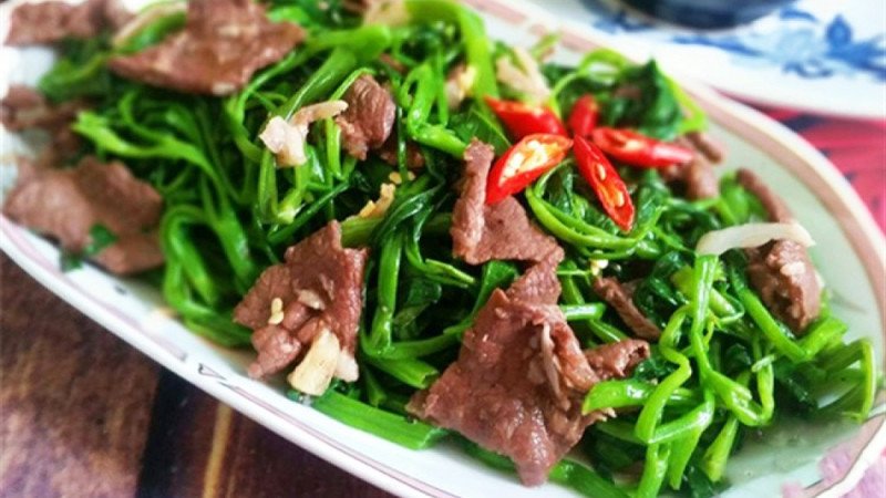 Món thịt trâu xào rau muống mềm ngọt đã hoàn thành
