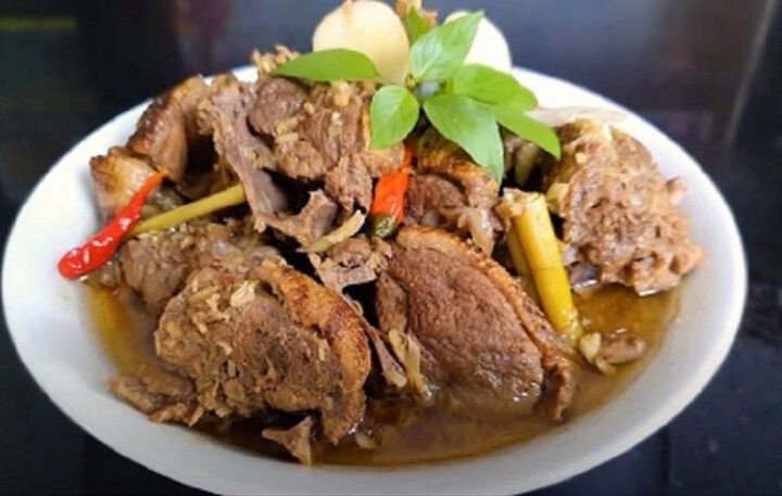 Món thịt vịt giả cầy không cần mẻ sau khi nấu, màu vàng óng hấp dẫn