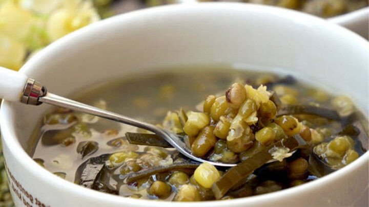Một bát chè đậu xanh nước cốt dừa thơm ngon, béo ngậy, thanh mát