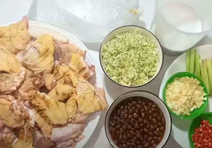Một con gà già được sơ chế sạch sẽ, sẵn sàng cho các bước chế biến tiếp theo