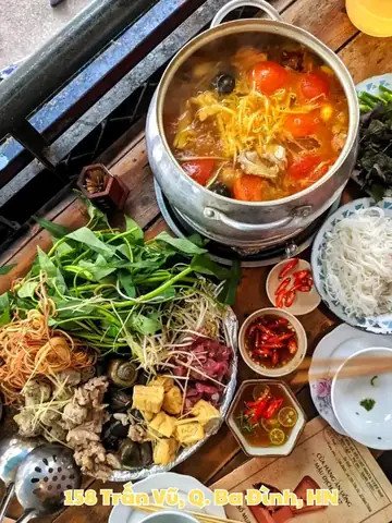 Một đĩa ốc hương rang muối được bày trí đẹp mắt trên bàn ăn