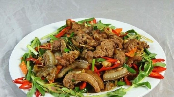 Một đĩa thịt heo xào lăn thơm lừng, thịt mềm đậm đà hương vị sả ớt.