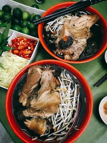 Một góc quán mì gà tần Mai Hương với bàn ghế và thực khách