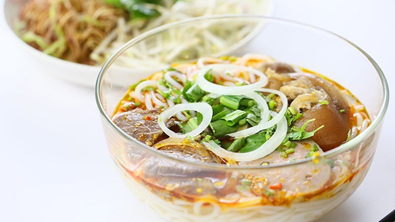 Một nồi nước dùng đang được hầm, minh họa cách nấu nước dùng bún đơn giản tại nhà
