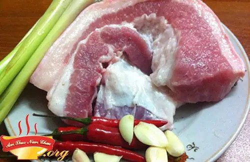 Một nồi thịt kho lợn đang được nêm nếm lại gia vị