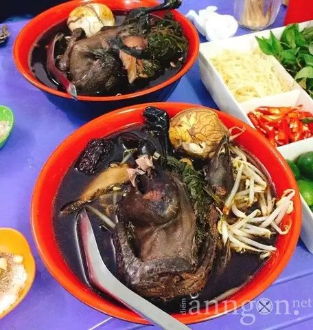 Một tô mì gà tần thơm ngon với thịt gà mềm và nước dùng đậm đà