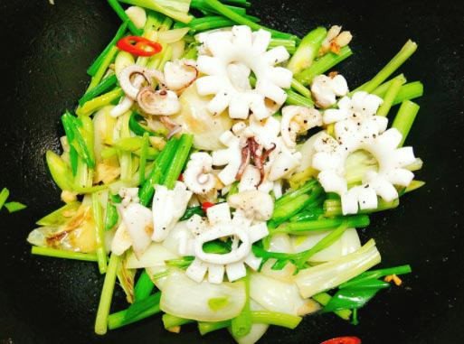 Mực xào cần tỏi tây nóng hổi, màu sắc hấp dẫn