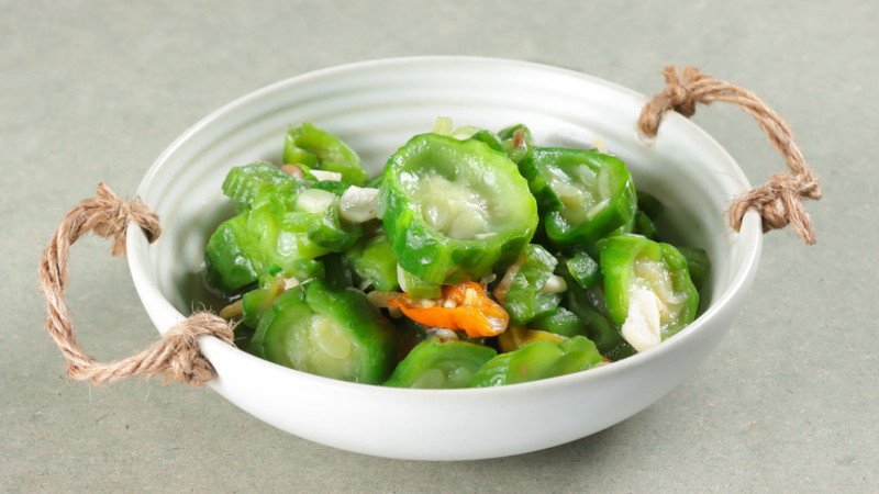 Mướp đã được cắt lát, sẵn sàng để luộc hoặc hấp, phương pháp chế biến giúp giữ mướp luộc bao nhiêu calo ở mức thấp nhất.