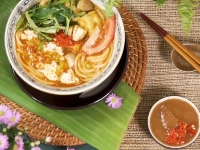 Nấm rơm và nấm bào ngư được xào chín tới, sẵn sàng cho vào nồi nước dùng bún chay
