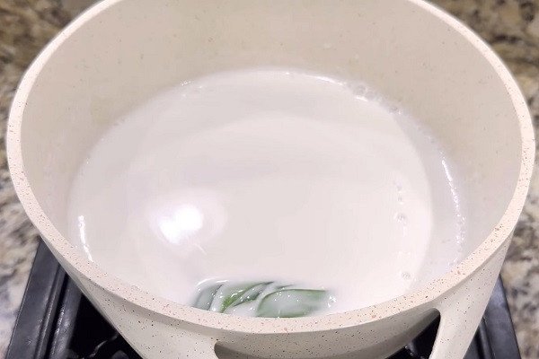 Nấu nước cốt dừa cho chè đậu xanh hạt sen
