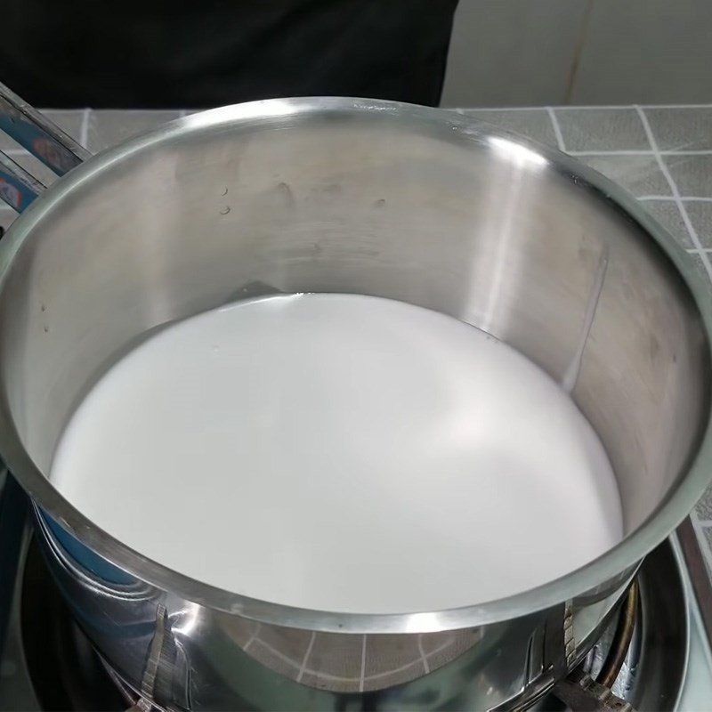 Nấu nước cốt dừa và đường cho công thức bánh phục linh