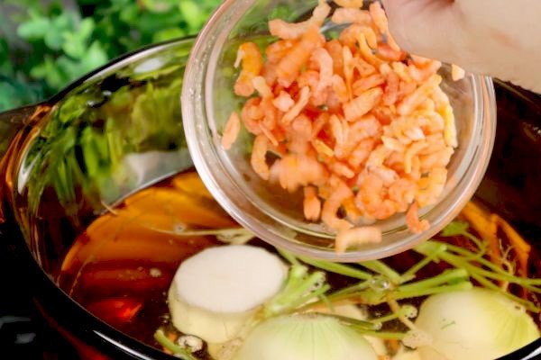 Nấu nước dùng với các loại rau củ, rễ ngò, tôm khô