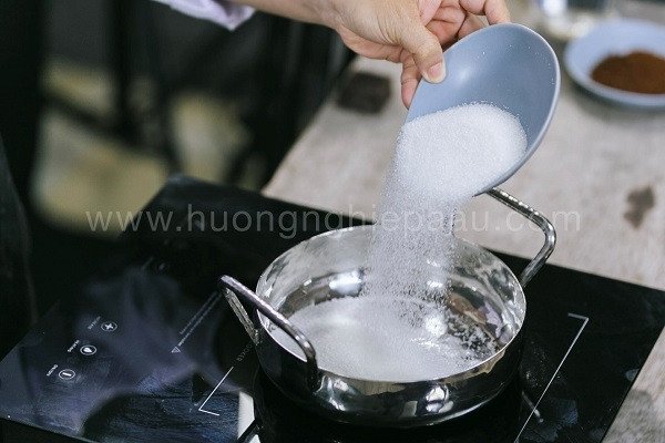 Nấu nước đường để làm bánh in