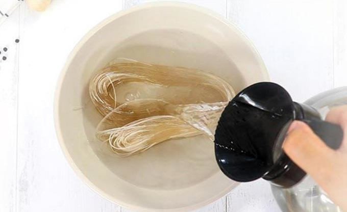 Ngâm miến dong đúng cách để sợi miến dai mềm