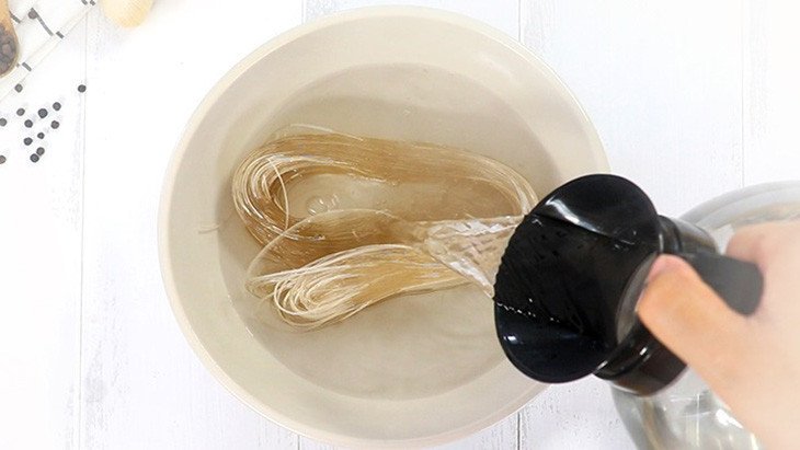 Ngâm miến trong nước lạnh khoảng 5-10 phút