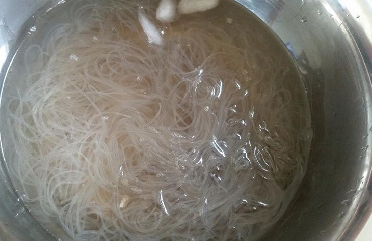 Ngâm miến vào nước lạnh ngay sau khi trụng để miến không dính