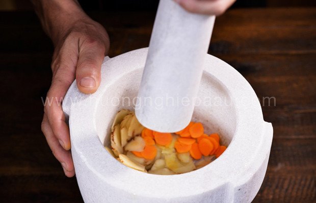 Nghệ và riềng tươi giã nhuyễn, nguyên liệu quan trọng trong cách nấu giả cầy miền Bắc
