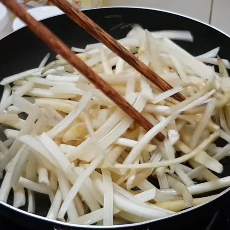 Ngó sen đang được xào nhanh tay trên lửa lớn