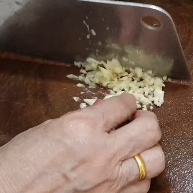 Ngó sen sau khi sơ chế với nước chanh và muối