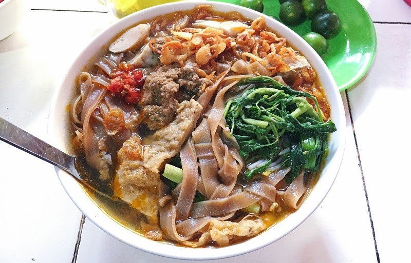 Người thưởng thức bánh đa cua một cách lành mạnh