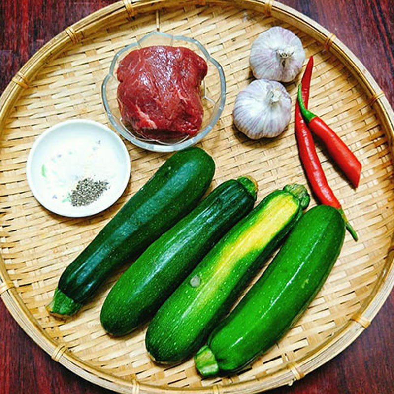 Nguyên liệu cho món bí ngòi xào thịt bò