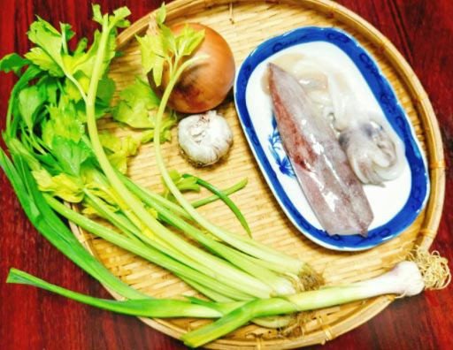 Nguyên liệu cho món mực xào cần tỏi