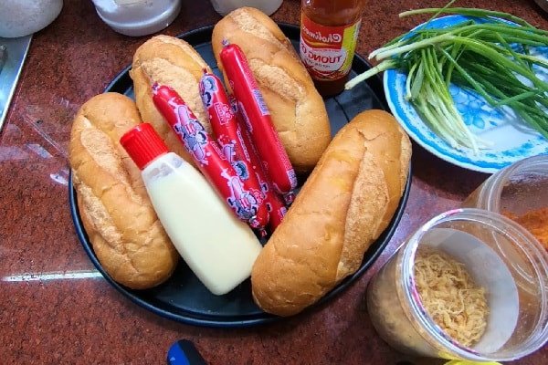 Nguyên liệu làm bánh mì nướng muối ớt bằng chảo tươi ngon