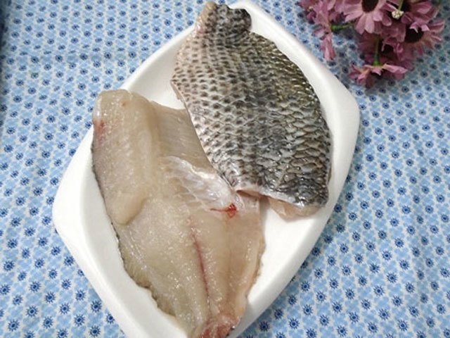 Nguyên liệu làm chả cá rô phi với thịt lợn