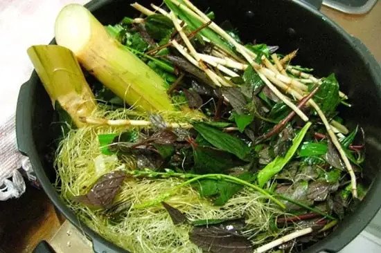 Nguyên liệu tươi ngon cho món nước mía lau: mía, rễ tranh, lá dứa, đường phèn