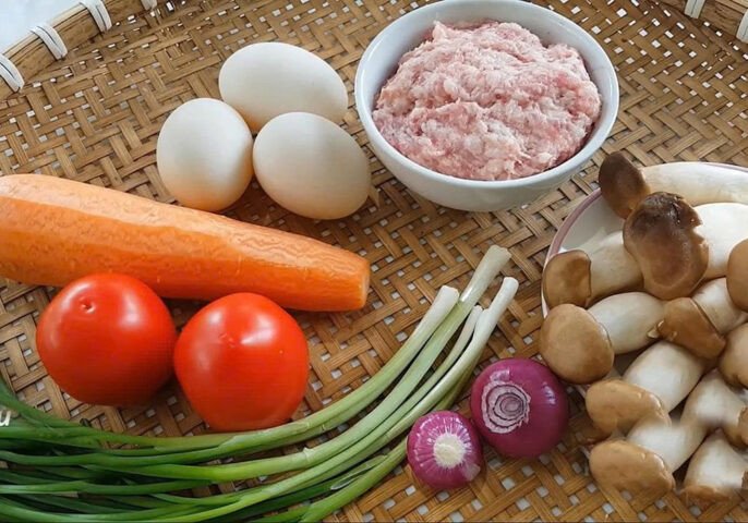 Nguyên liệu tươi ngon chuẩn bị cho món trứng hấp thịt đơn giản